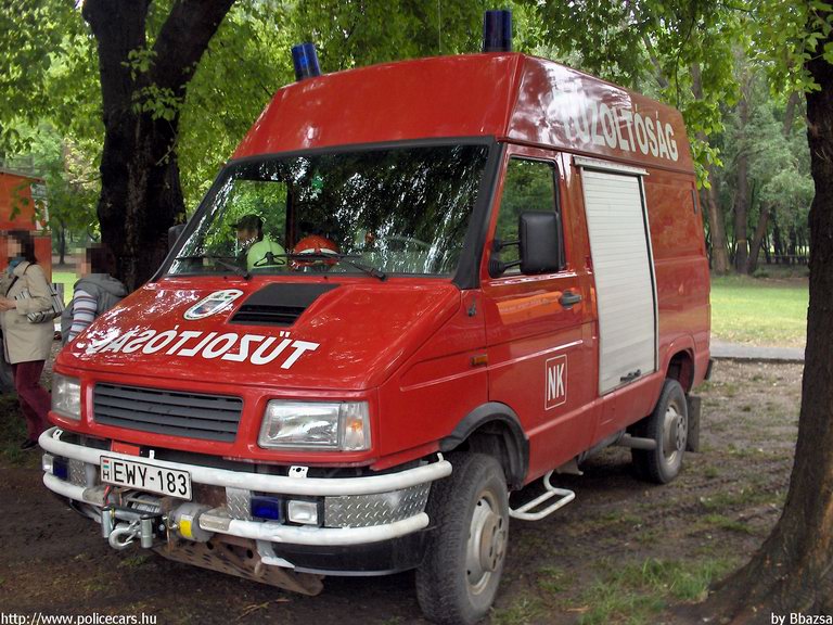 Iveco, Nagykovácsi Önkéntes Tûzoltó Egyesület, fotó: Bbazsa
Keywords: tûzoltóautó tûzoltó ÖTE tûzoltóság magyar Magyarország EWY-183 hungarian Hungary fire firetruck