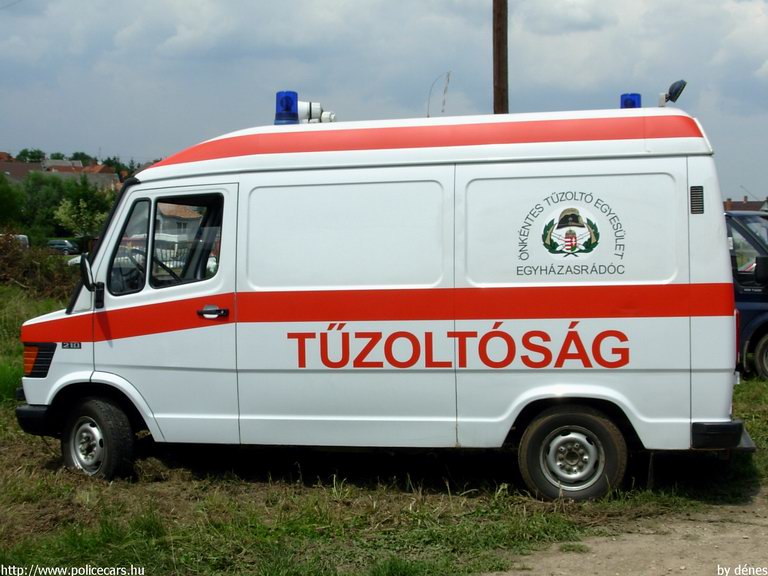 Mercedes-Benz 210, Egyházasrádóci Önkéntes Tûzoltó Egyesület, fotó: dénes
Keywords: tûzoltóautó ÖTE FGM-332 hungarian Hungary fire firetruck magyar Magyarország tûzoltó tûzoltóság