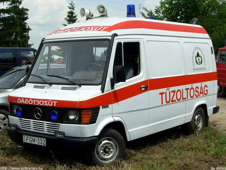 Mercedes-Benz 210, Egyházasrádóci Önkéntes Tûzoltó Egyesület, fotó: dénes
Keywords: tûzoltóautó ÖTE FGM-332 hungarian Hungary fire firetruck magyar Magyarország tûzoltó tûzoltóság