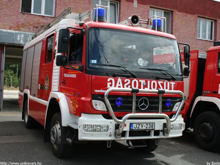 Mercedes Atego, Tiszaújvárosi Hivatásos Önkormányzati Tûzoltóság, fotó: Bazsi
Keywords: tûzoltóautó HÖT magyar Magyarország tûzoltó tûzoltóság JZY-238 fire firetruck Hungary hungarian