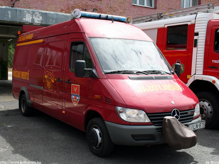 Mercedes Sprinter, Tiszaújvárosi Hivatásos Önkormányzati Tûzoltóság, fotó: Bazsi
Keywords: tûzoltóautó HÖT magyar Magyarország tûzoltó tûzoltóság ILN-615 fire firetruck Hungary hungarian