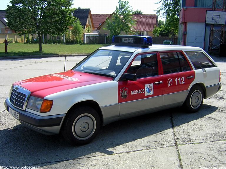 Mercedes E, Mohácsi Hivatásos Önkormányzati Tûzoltóság, fotó: Gzozzo pictures
Keywords: tûzoltóautó HÖT magyar Magyarország tûzoltó tûzoltóság JOL-988 fire firetruck Hungary hungarian
