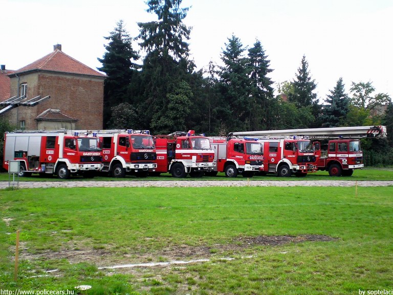 Rába, Mercedes, Tatra, Szombathelyi Hivatásos Önkormányzati Tûzoltóság, fotó: soptelaci, készült a szombathelyi tûzoltóság fennállásának 135. évfordulóján megrendezett jubileumi ünnepségen
Keywords: HÖT tûzoltóautó magyar Magyarország tûzoltó tûzoltóság  fire firetruck Hungary hungarian