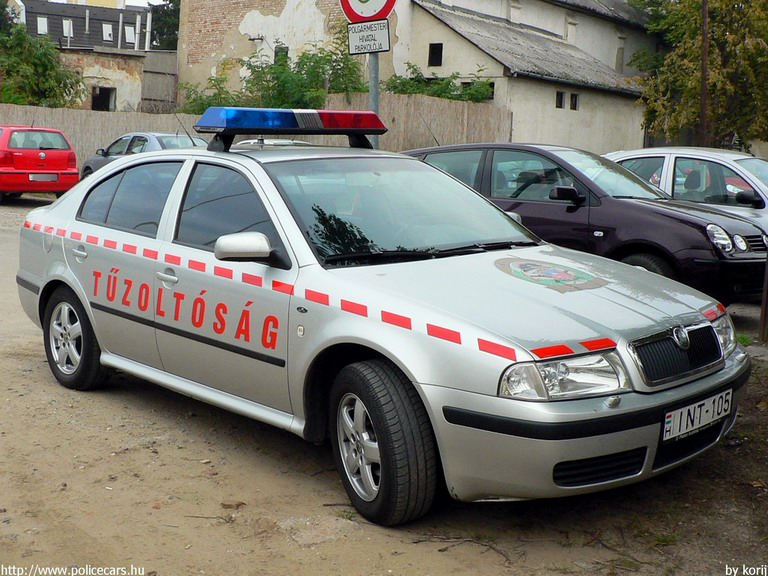 Skoda Octavia, Nyíregyházi Hivatásos Önkormányzati Tûzoltóság, fotó: korij
Keywords: HÖT tûzoltóautó magyar Magyarország tûzoltó tûzoltóság INT-105 fire firetruck Hungary hungarian