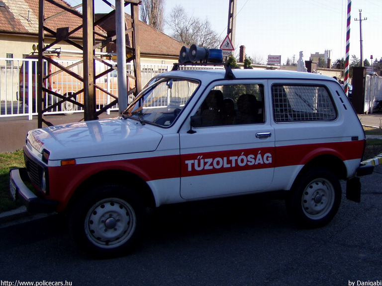 Lada Niva, Csornai Hivatásos Önkormányzati Tûzoltóság, fotó: Danigabi
Keywords: tûzoltóautó tûzoltó HÖT tûzoltóság magyar Magyarország HHV-679 fire firetruck Hungary hungarian