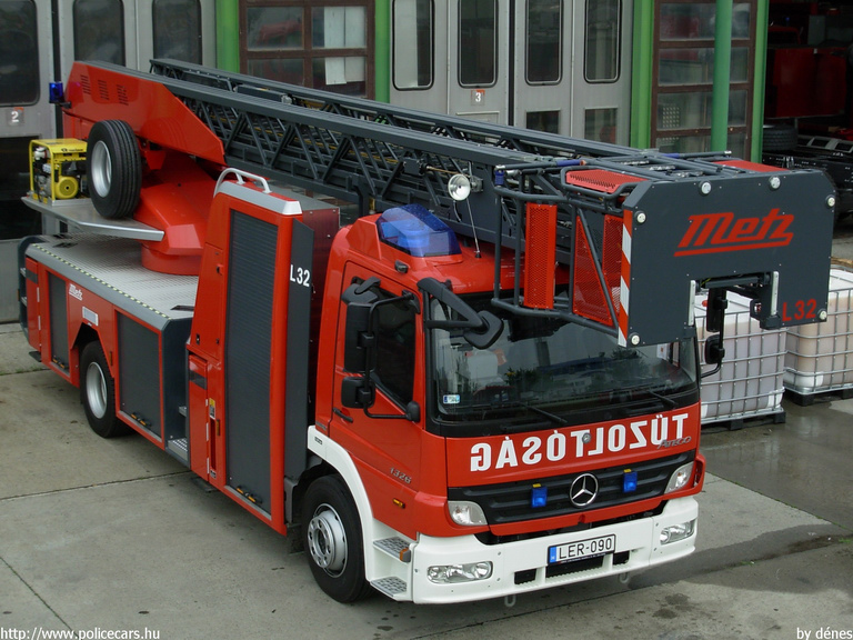 Metz L32 Mercedes Atego 1326, fotó: dénes
Keywords: tûzoltóautó tûzoltó HÖT tûzoltóság magyar Magyarország LER-090 fire firetruck Hungary hungarian
