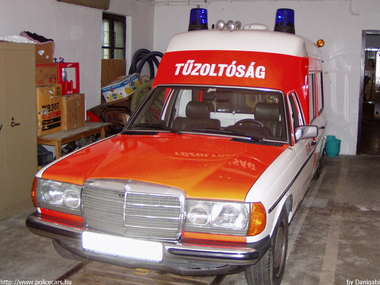 Mercedes, Kisbéri Önkéntes Tûzoltóság, fotó: Danigabi
Keywords: tûzoltóautó tûzoltó ÖT tûzoltóság magyar Magyarország  fire firetruck Hungary hungarian