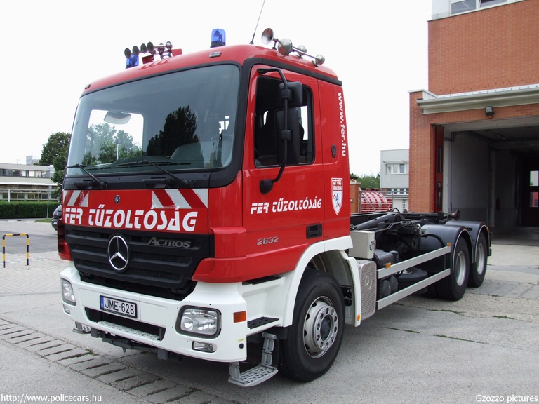 Mercedes Actros 2632, [url=http://www.fer.hu/]FER Tûzoltóság[/url],Százhalombatta, fotó: Gzozzo pictures
Keywords: tûzoltóautó tûzoltó létesítményi tûzoltóság JME-628