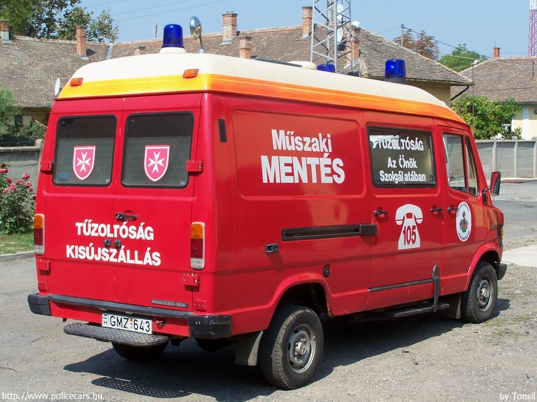 Mercedes-Benz 602KA, Kisújszállási Önkéntes Tûzoltóság, fotó: Tonsil
Keywords: tûzoltóautó tûzoltó ÖT tûzoltóság magyar Magyarország GMZ-643 fire firetruck Hungary hungarian