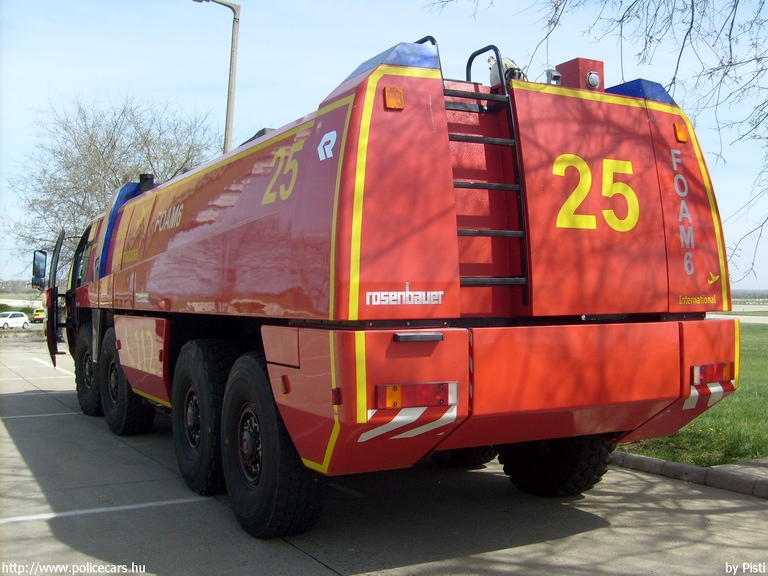 Rosenbauer Panther, Budapest Airport (Ferihegy) Repülõtéri Tûzoltóság, fotó: Pisti
Keywords: létesítményi tûzoltó tûzoltóság tûzoltóautó magyar Magyarország