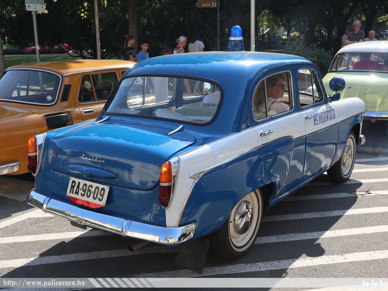 Moszkvics 407, fotó: Sz.S.
Keywords: rendőrség rendőr rendőrautó magyar Magyarország hungarian Hungary police policecar RA96-09