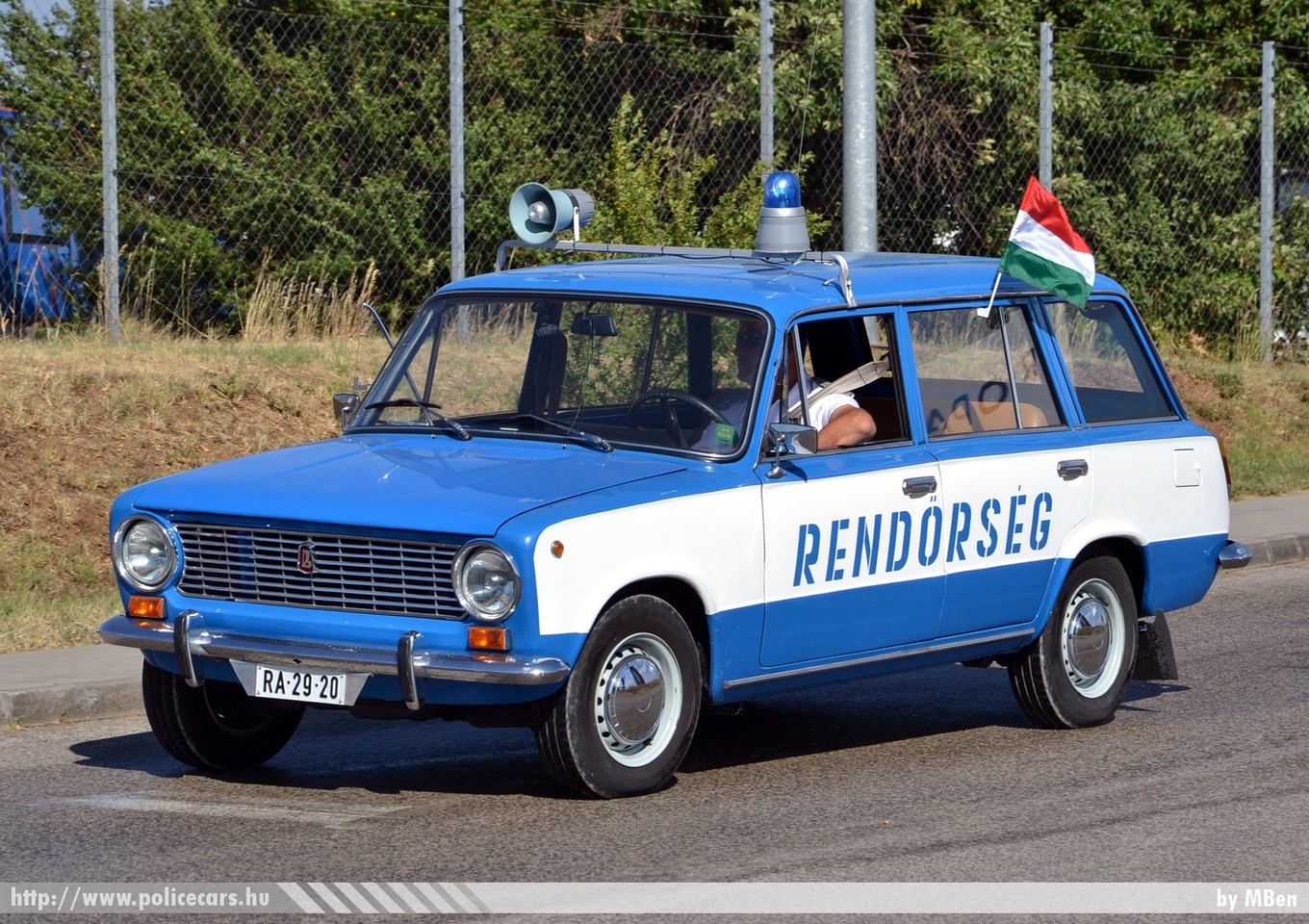 Lada VAZ 2102, fotó: MBen
Keywords: rendőrség rendőr rendőrautó magyar Magyarország hungarian Hungary police policecar RA29-20