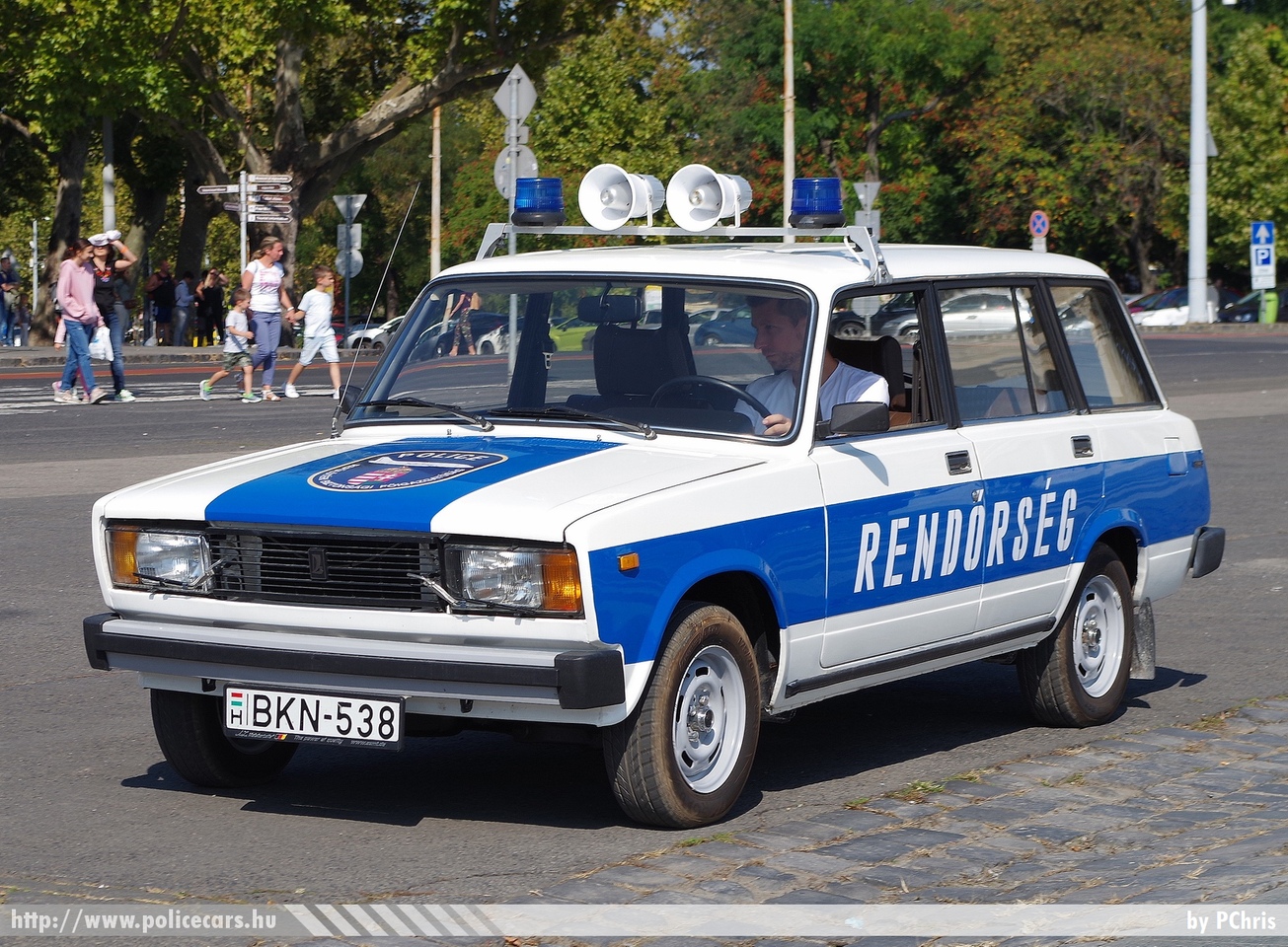 LADA VAZ 2104, fotó: PChris
Keywords: rendőrség rendőr rendőrautó magyar Magyarország hungarian Hungary police policecar BKN-538