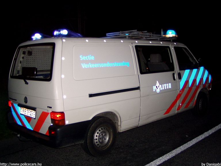 Volkswagen Transporter T4, fotó: Danigabi
Keywords: rendőrség rendőr rendőrautó magyar Magyarország RB35-99