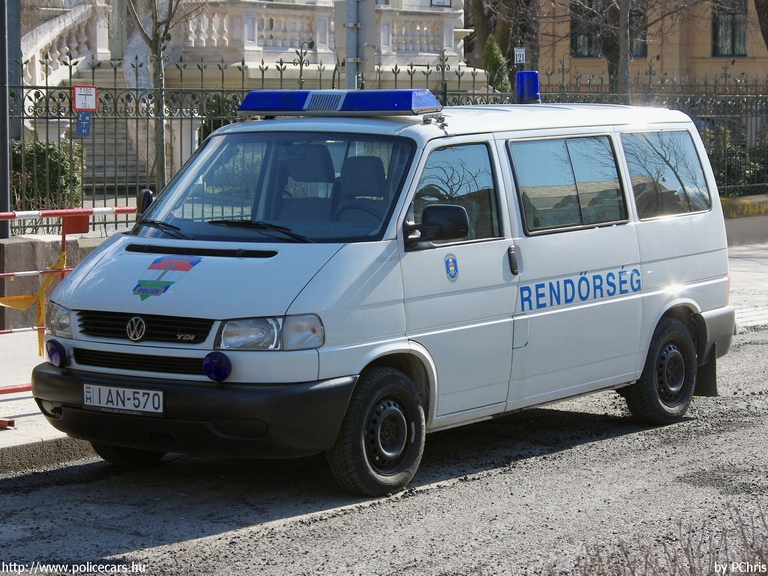 Volkswagen Transporter T4, fotó: PChris
Keywords: rendőr rendőrség rendőrautó magyar Magyarország IAN-570