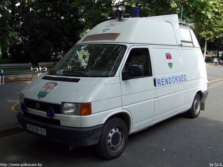 Volkswagen Transporter T4, fotó: Sz.S.
Keywords: rendőr rendőrautó rendőrség magyar Magyarország RB38-51