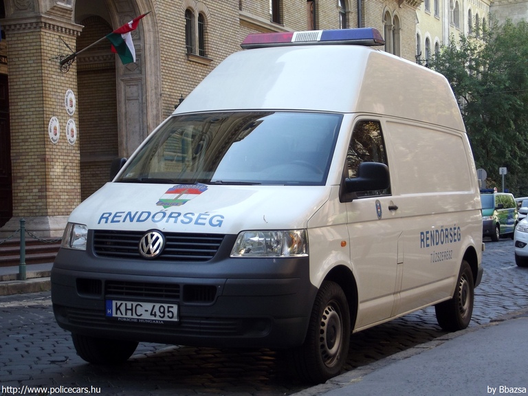 Volkswagen Transporter T5, fotó: Bbazsa
Keywords: rendőrség rendőr rendőrautó magyar Magyarország KHC-495