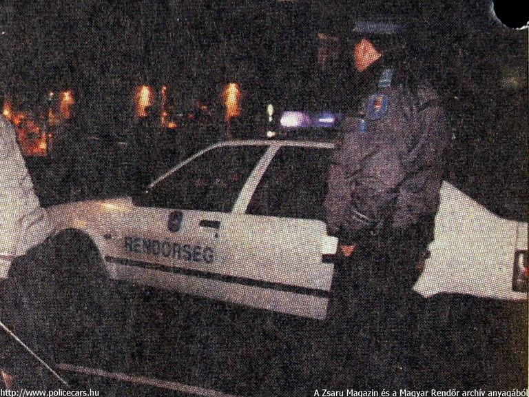 Renault 19, A [url=http://www.zsaru.hu]Zsaru Magazin[/url], illetve elõdje, a Magyar Rendõr archív fotója
Keywords: rendőr rendőrautó rendőrség