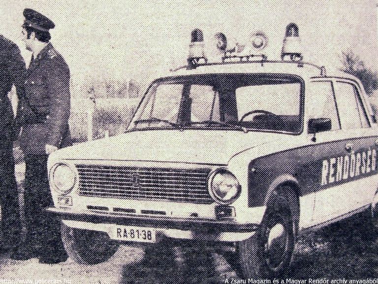 Lada 2101, A [url=http://www.zsaru.hu]Zsaru Magazin[/url], illetve elõdje, a Magyar Rendõr archív fotója
Keywords: rendőr rendőrautó rendőrség RA81-38