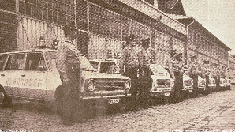 Lada 2102 és 2101, A [url=http://www.zsaru.hu]Zsaru Magazin[/url], illetve elõdje, a Magyar Rendõr archív fotója
Keywords: rendőr rendőrautó rendőrség