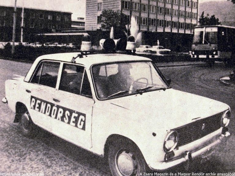 Lada 2101, A [url=http://www.zsaru.hu]Zsaru Magazin[/url], illetve elõdje, a Magyar Rendõr archív fotója
Keywords: rendőr rendőrautó rendőrség