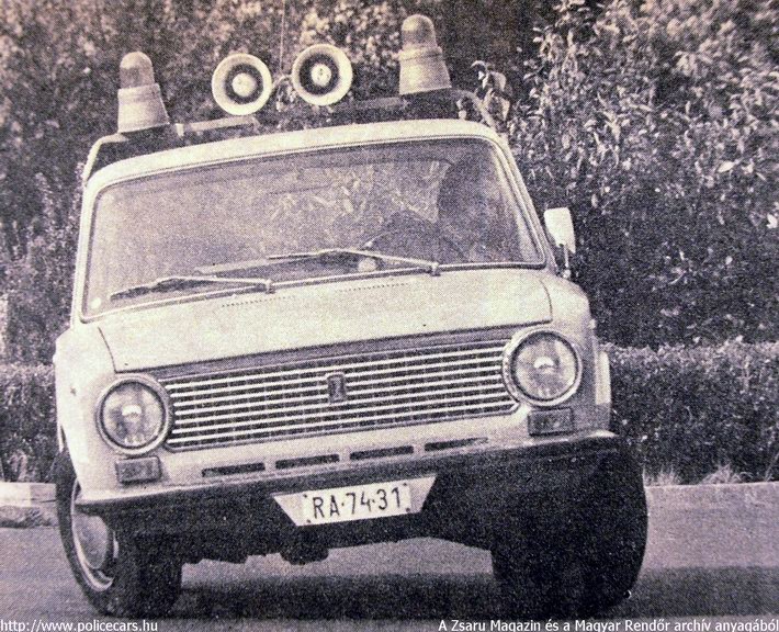 Lada 2101, A [url=http://www.zsaru.hu]Zsaru Magazin[/url], illetve elõdje, a Magyar Rendõr archív fotója
Keywords: rendőr rendőrautó rendőrség RA74-31